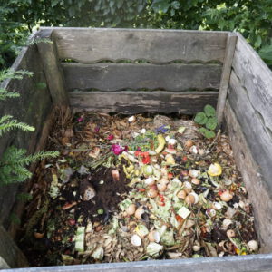 Kompost mit Kalk bestreuen